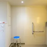 מלון B&B Hotel Meaux 2*
